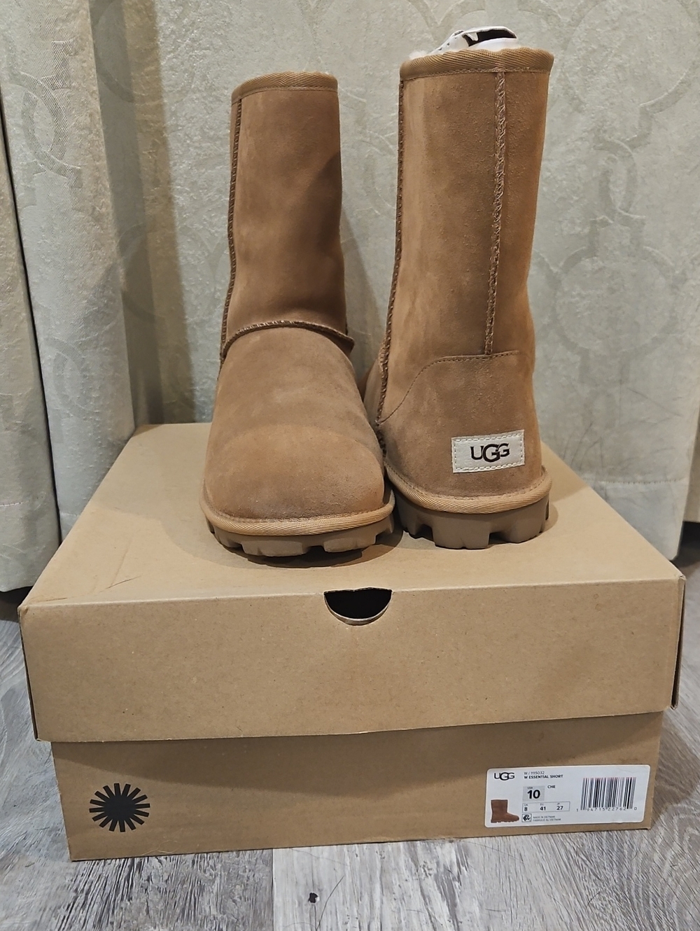 NWOT - Authentic UGG Women's Classic Short II boots
